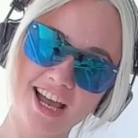 2b_ Meztelen