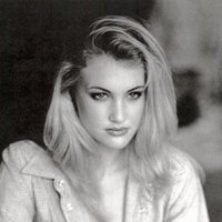 Anika Knudsen Meztelen