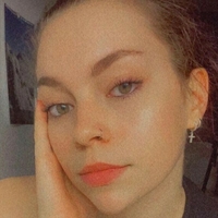 Anna Mungenast Meztelen