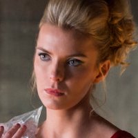 Betty Gilpin Meztelen