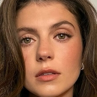 Emily Bader Meztelen