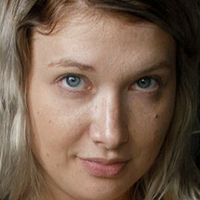 Emily Right Meztelen