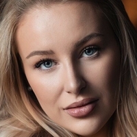 Emily Schweiger Meztelen