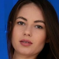 Hilary C Meztelen