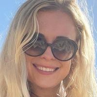 Jetting Julia Meztelen