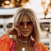 Karolina Meztelen