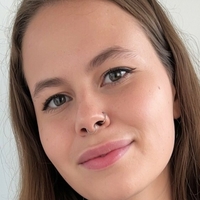 kelly_muur Meztelen