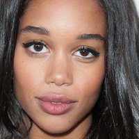 Laura Harrier Meztelen