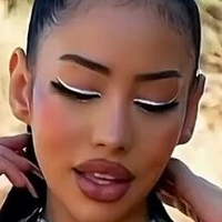 Leslie Luxx Meztelen