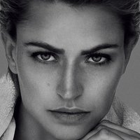 Mirjam Roth Meztelen