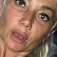 Mommy Di Meztelen
