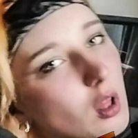 saitress Meztelen