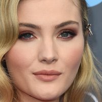 Skyler Samuels Meztelen