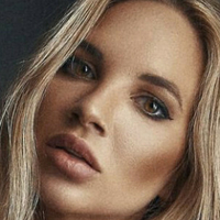 Yvonne Simon Meztelen